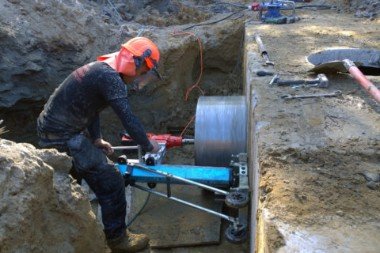 Wegenwerken en zagen in beton