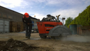 Vloerzagen met een elektrisch aangedreven vloerzaagmachine of een vloerzaagmachine die werkt op diesel